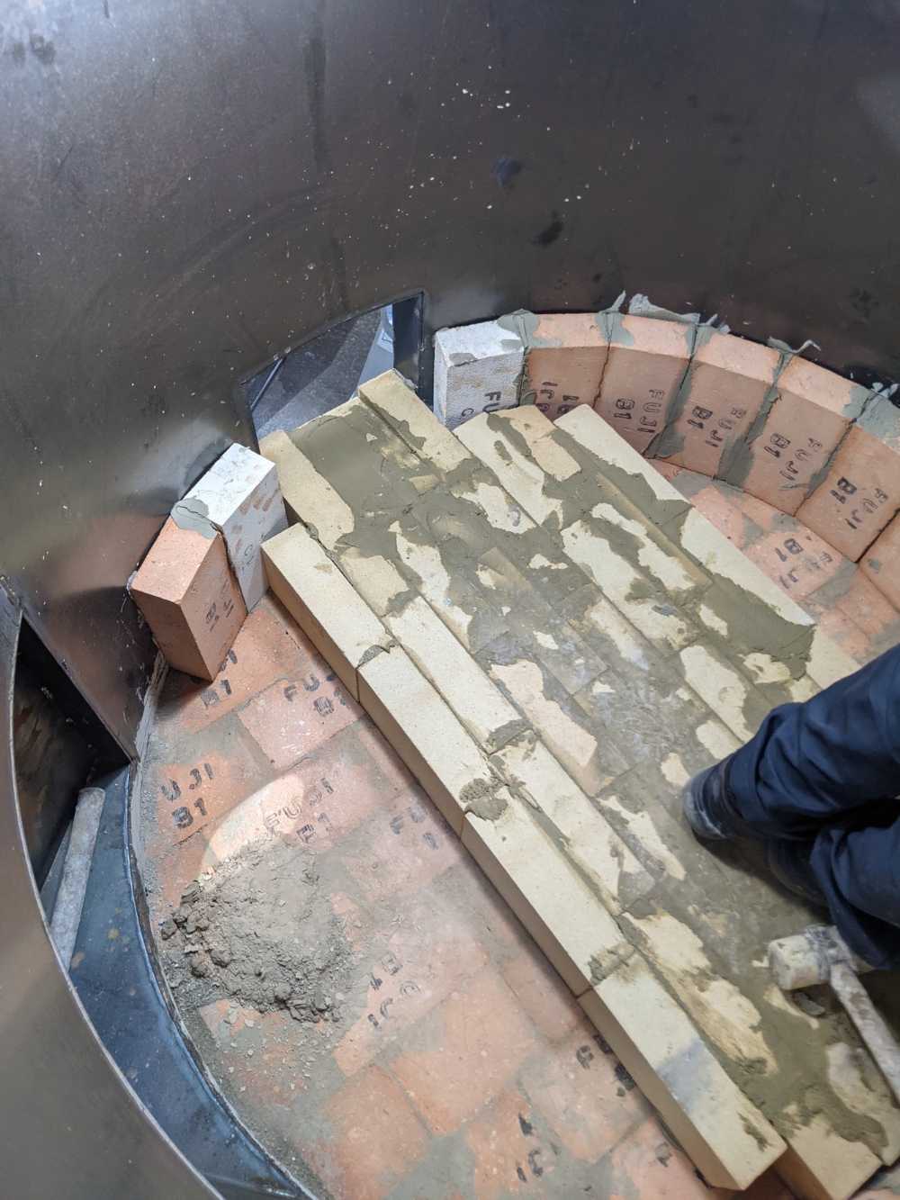 築炉工事の様子1